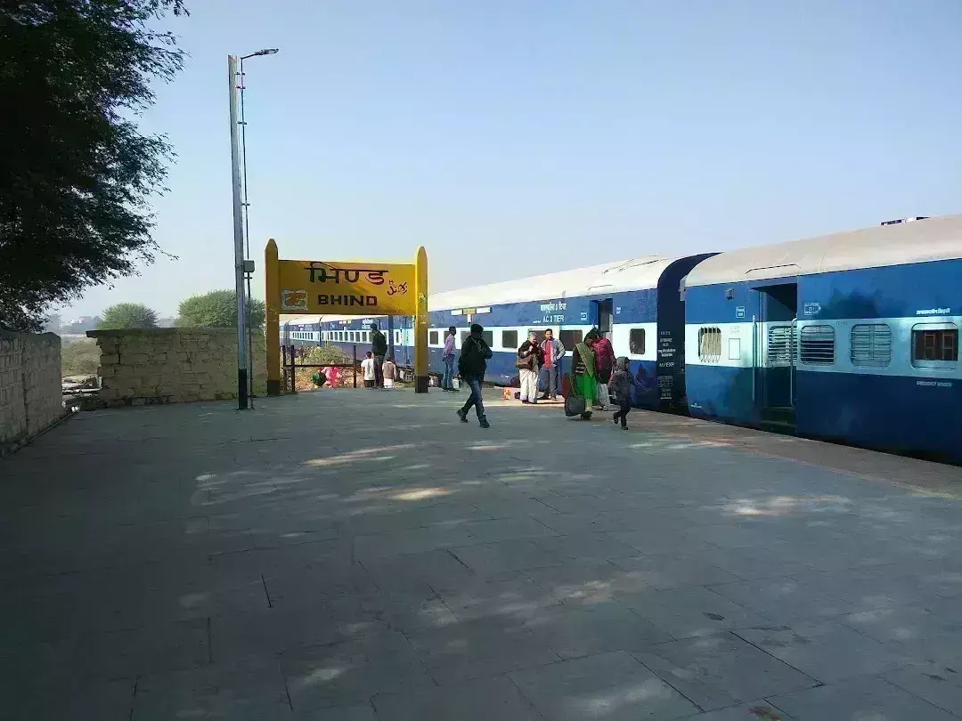 भिंड रेलवे स्टेशन पर टॉवर वैगन साइडिंग की शुरुआत, रेलवे इलेक्ट्रॉनिक इंटरलॉकिंग टेक्नोलॉजी से ट्रेनों की सुरक्षा होगी सुनिश्चित भिंड रेलवे स्टेशन पर टॉवर वैगन साइडिंग की शुरुआत, रेलवे इलेक्ट्रॉनिक इंटरलॉकिंग टेक्नोलॉजी से ट्रेनों की सुरक्षा होगी सुनिश्चित