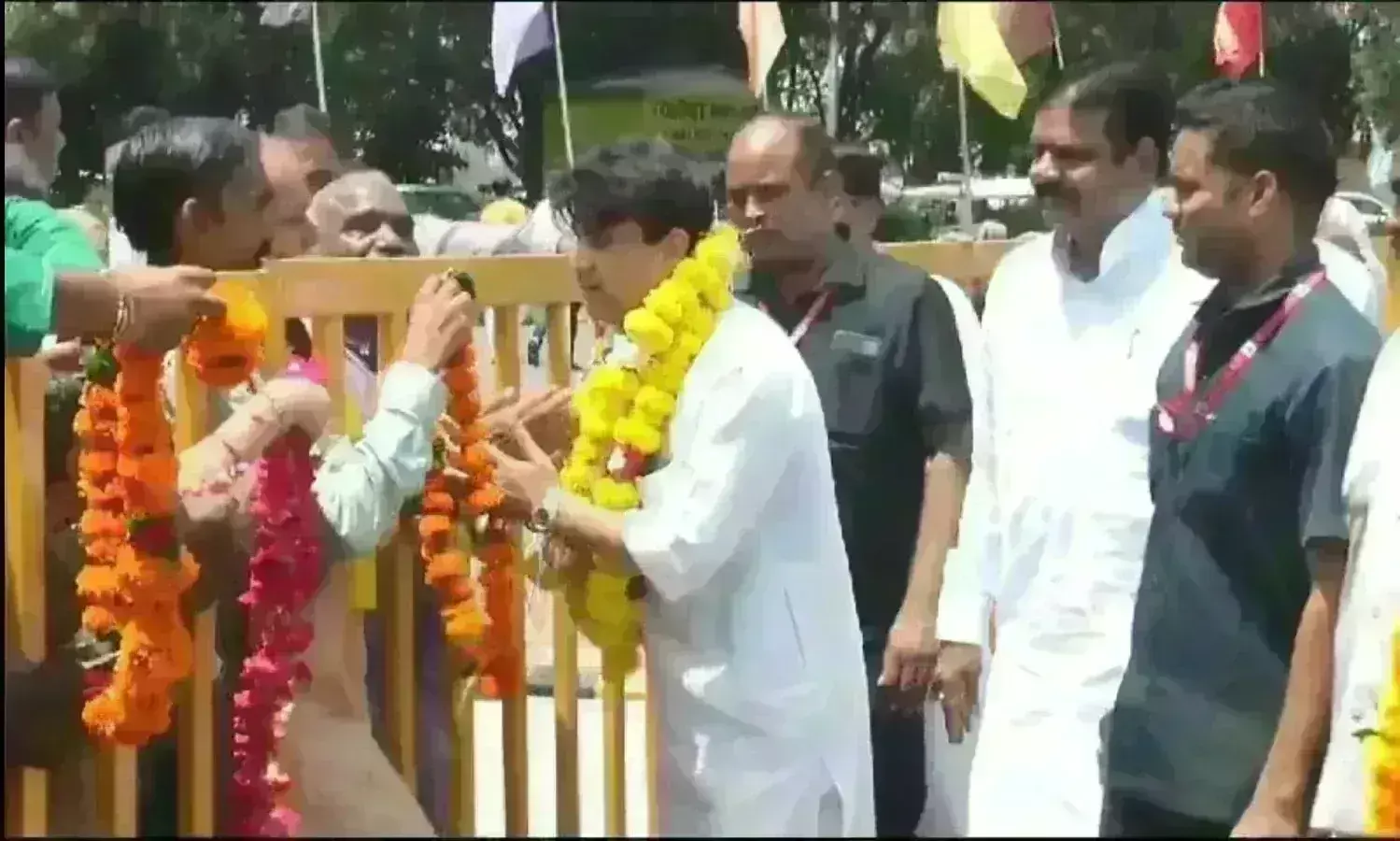 ग्वालियर पहुंचे ज्योतिरादित्य सिंधिया, वीरेंद्र रघुवंशी के इस्तीफे पर कहा- चुनाव से पहले ये सामान्य घटना