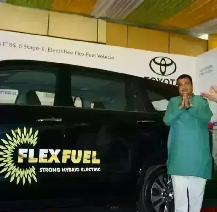 नितिन गडकरी ने लॉन्च की Innova Hycros, 40% इथेनॉल और 60% इलेक्ट्रिक एनर्जी पर चलेगी कार