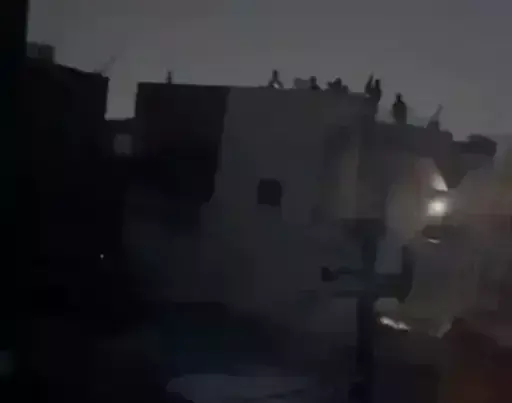 Video viral : दो पक्षों के बीच हुआ पथराव, कॉलोनी के लोगों में दहशत नहीं निकले घर से