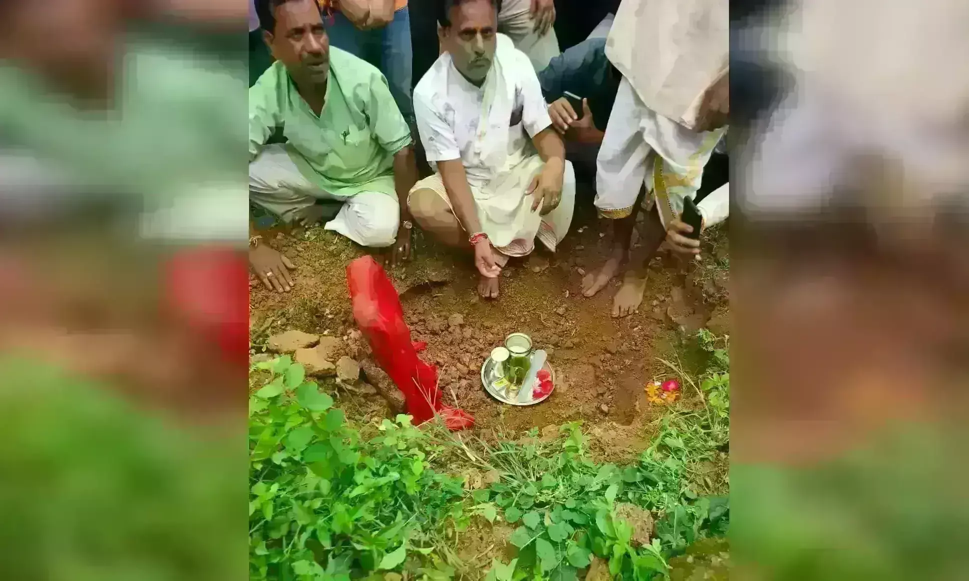 संत को सपने में दिखी हनुमान जी की प्रतिमा, ग्रामीणों ने खुदाई कर निकाली जमीन से बाहर