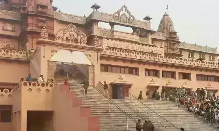 मथुरा में श्रीकृष्ण जन्माष्टमी की धूम, वृंदावन के राधारमण, राधादामोदर और शाह मंदिर में हुआ ठाकुर जी का महाअभिषेक