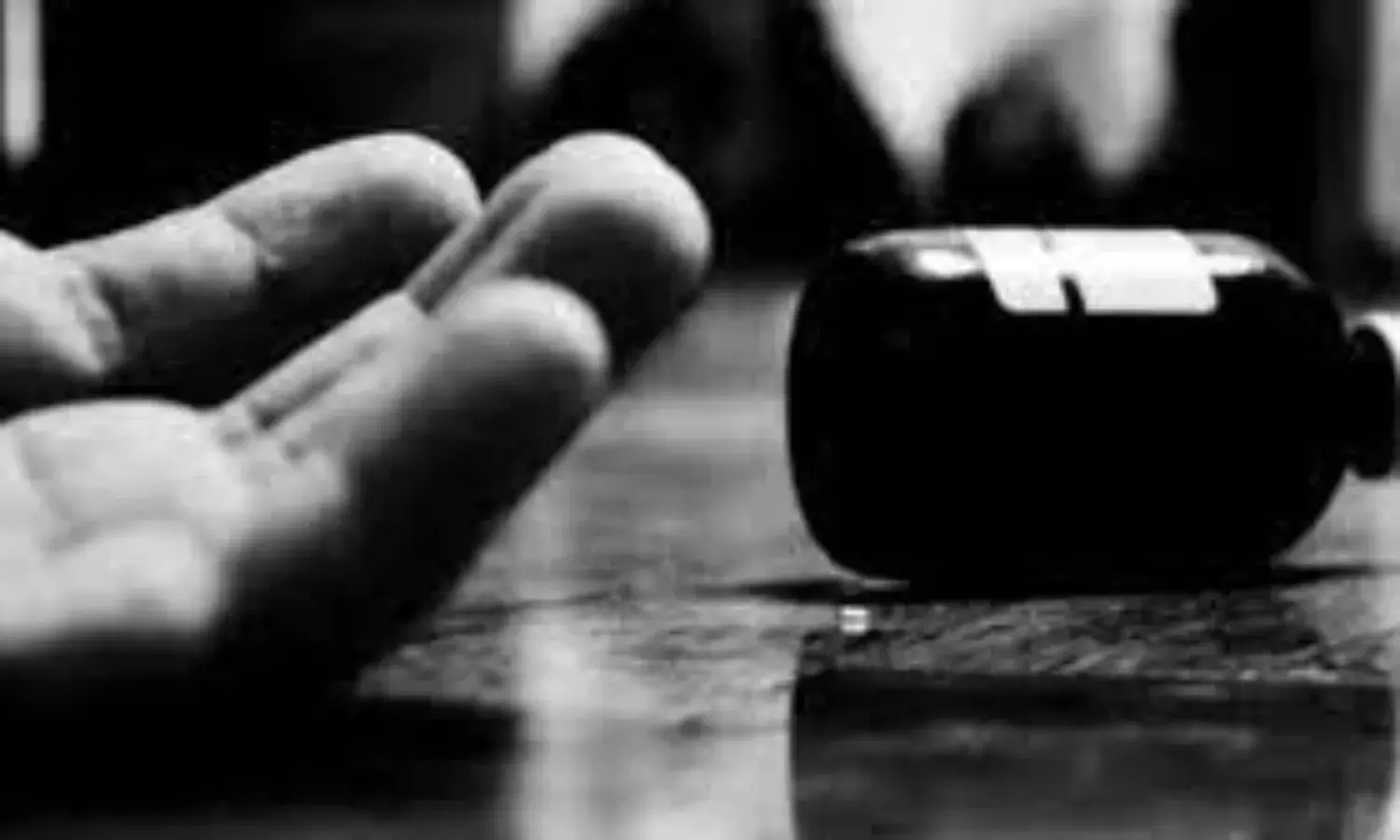 विवाहिता ने जहर खाकर की आत्महत्या, पति को घर लौटने पर खेलते मिले मासूम बच्चे विवाहिता ने जहर खाकर की आत्महत्या, पति को घर लौटने पर खेलते मिले मासूम बच्चे