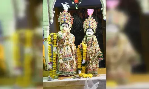 कृष्ण जन्मोत्सव पर मंदिरों में भक्तों की भीड़, नन्द के आनंद भयो....भजते हुए कर रहे दर्शन
