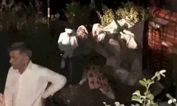 शिवपुरी में श्रद्धालुओं से भरा मिनी ट्रक अनियंत्रित होकर पलटा, तीन की मौत, कई घायल