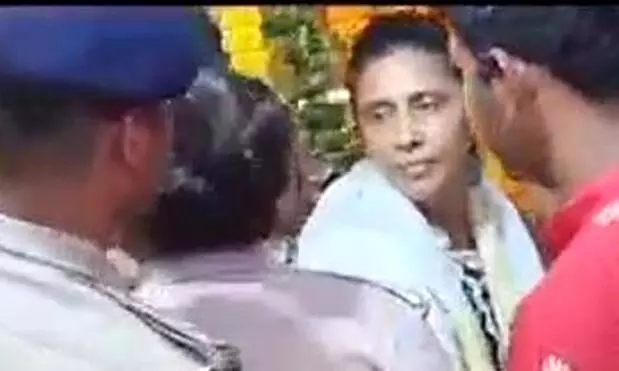 पन्ना के प्रसिद्ध श्री जुगुलकिशोर मंदिर के जन्माष्टमी कार्यक्रम में महारानी जीतेश्वरी ने किया हंगामा, पुलिस ने पहुंचाया सलाखों के पीछे