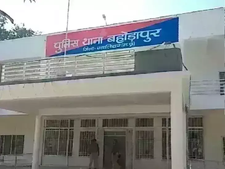 सड़क पर ट्रक ड्राइवर बना रहे थे खाना, गश्त पर रहे पुलिस जवान ने रोका तो उड़ेल दी खौलती सब्जी