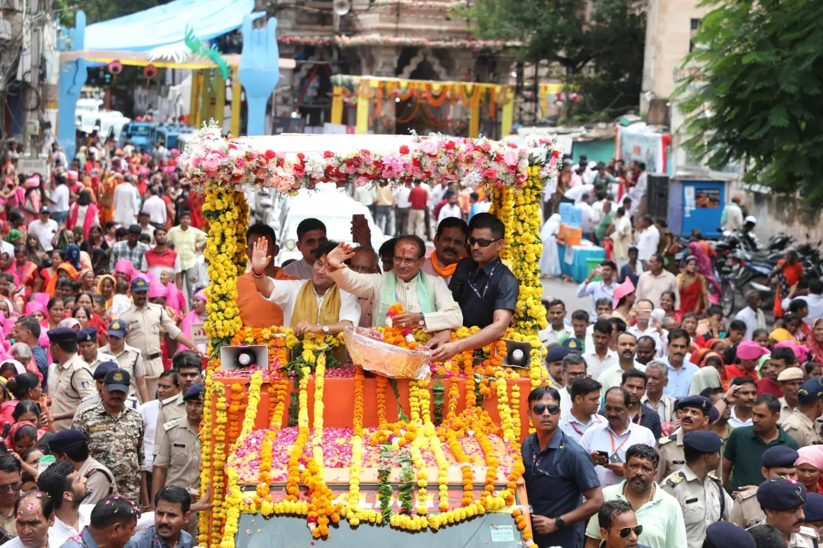 मुख्यमंत्री शिवराज सिंह चौहान अचलेश्वर महादेव की पूजा कर निकले जनदर्शन यात्रा पर, जनता ने फूलों से किया स्वागत