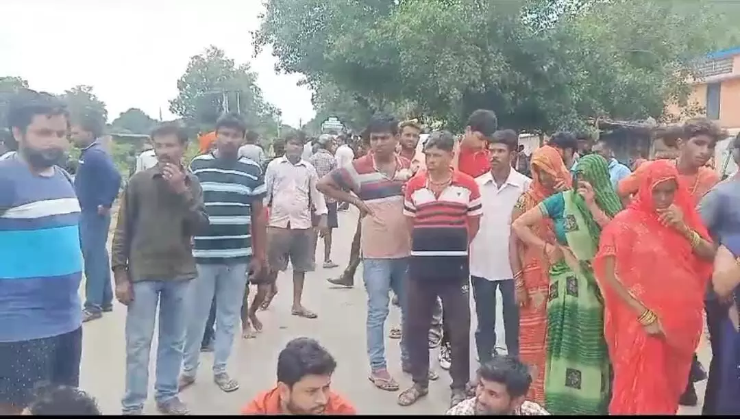 दोस्तों के साथ निकले युवक की कुएं में मिली लाश, नाराज परिजनों ने चार जिलों का रास्ता रोका