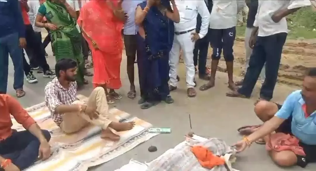 दोस्तों के साथ निकले युवक की कुएं में मिली लाश, नाराज परिजनों ने चार जिलों का रास्ता रोका