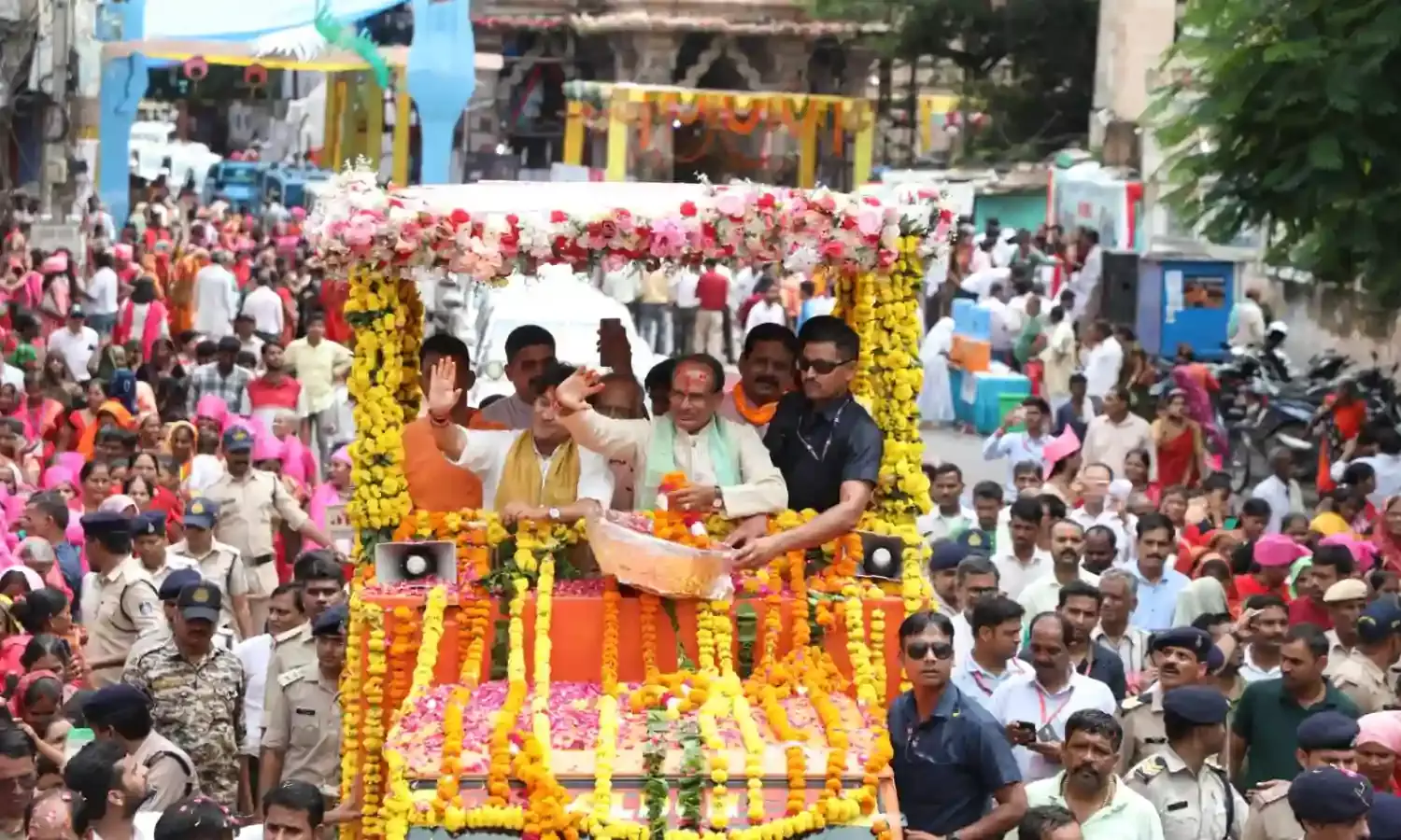 मुख्यमंत्री शिवराज सिंह चौहान अचलेश्वर महादेव की पूजा कर निकले जनदर्शन यात्रा पर, जनता ने फूलों से किया स्वागत