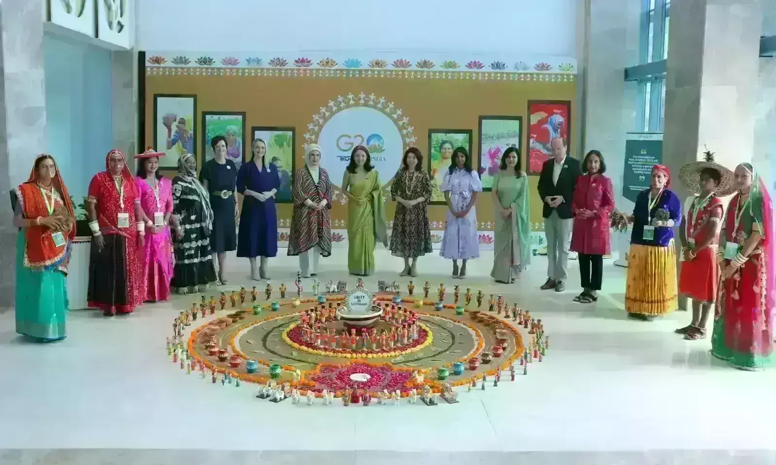 G20 राष्ट्रों की प्रथम महिलाओं ने जाना बाजरा सहित कई मोटे अनाज की विशेषता, खेती से भी हुई रुबरू G20 राष्ट्रों की प्रथम महिलाओं ने जाना बाजरा सहित कई मोटे अनाज की विशेषता, खेती से भी हुई रुबरू