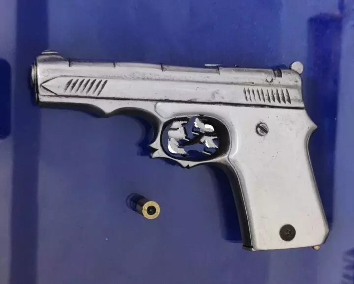 रेलवे फाटक ना खुलने से नाराज बदमाशों ने की फायरिंग, वारदात में डबल मर्डर का आरोपी भी, पिस्टल सहित एक गिरफ्तार, दूसरे की तलाश जारी