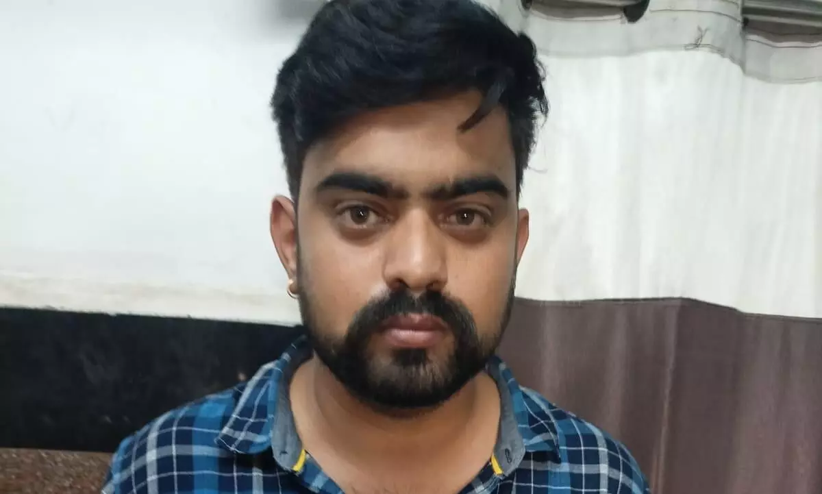 रेलवे फाटक ना खुलने से नाराज बदमाशों ने की फायरिंग, वारदात में डबल मर्डर का आरोपी भी, पिस्टल सहित एक गिरफ्तार, दूसरे की तलाश जारी