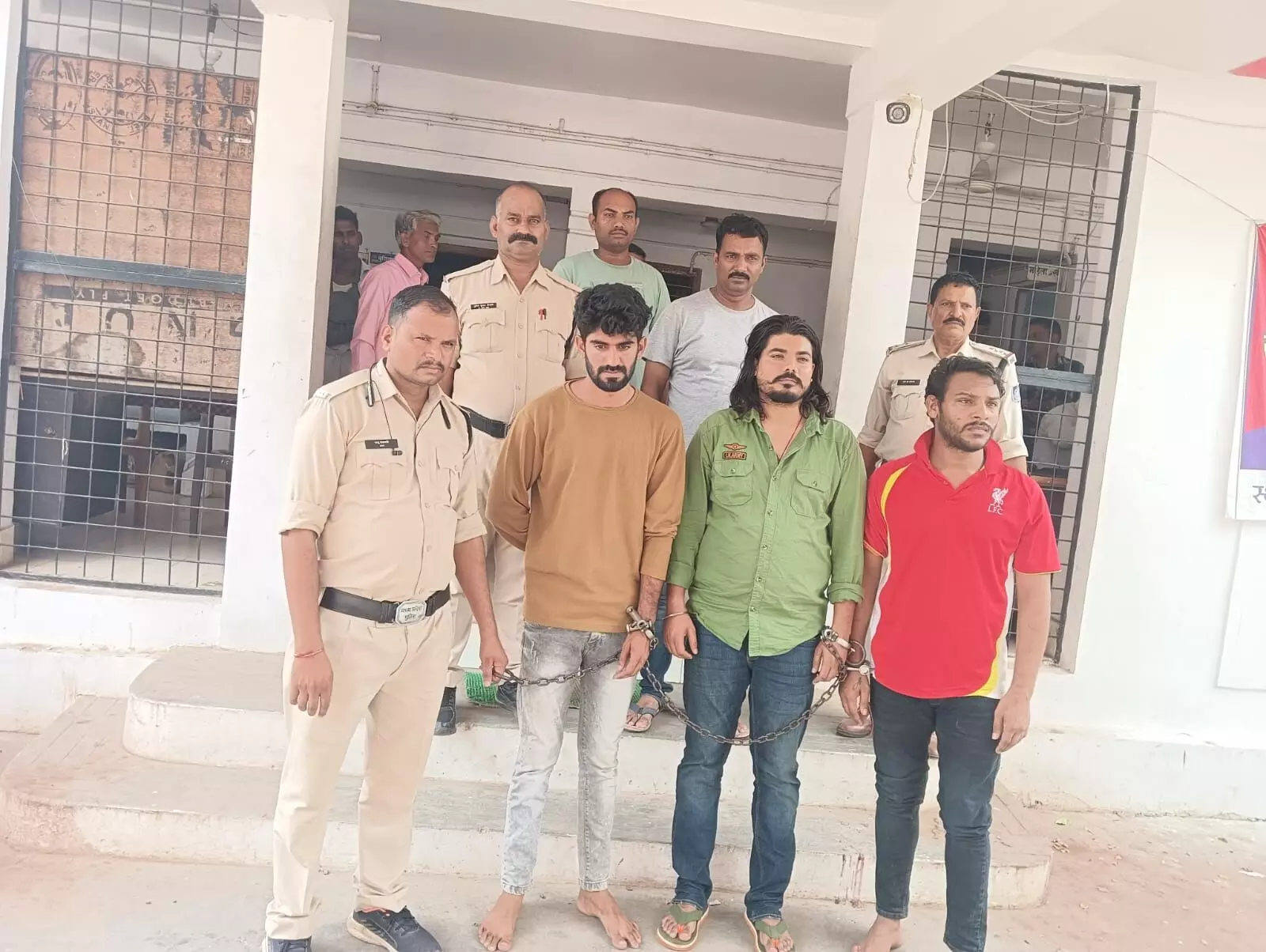 नकली नोटों की तस्करी करते तीन गिरफ्तार, एक लाख 92 हजार रुपए सहित कार जब्त, तस्करी में शामिल है जबलपुर का शातिर अपराधी नकली नोटों की तस्करी करते तीन गिरफ्तार, एक लाख 92 हजार रुपए सहित कार जब्त, तस्करी में शामिल है जबलपुर का शातिर अपराधी