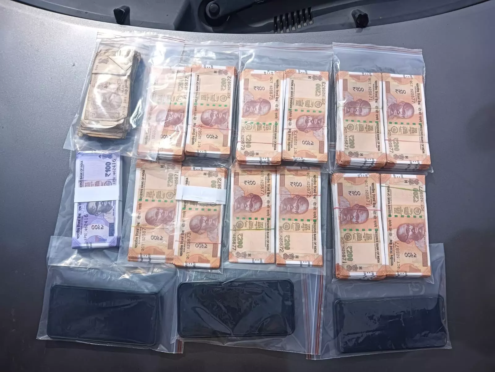 नकली नोटों की तस्करी करते तीन गिरफ्तार, एक लाख 92 हजार रुपए सहित कार जब्त, तस्करी में शामिल है जबलपुर का शातिर अपराधी नकली नोटों की तस्करी करते तीन गिरफ्तार, एक लाख 92 हजार रुपए सहित कार जब्त, तस्करी में शामिल है जबलपुर का शातिर अपराधी