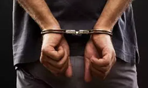 रेलवे फाटक ना खुलने से नाराज बदमाशों ने की फायरिंग, वारदात में डबल मर्डर का आरोपी भी, पिस्टल सहित एक गिरफ्तार, दूसरे की तलाश जारी