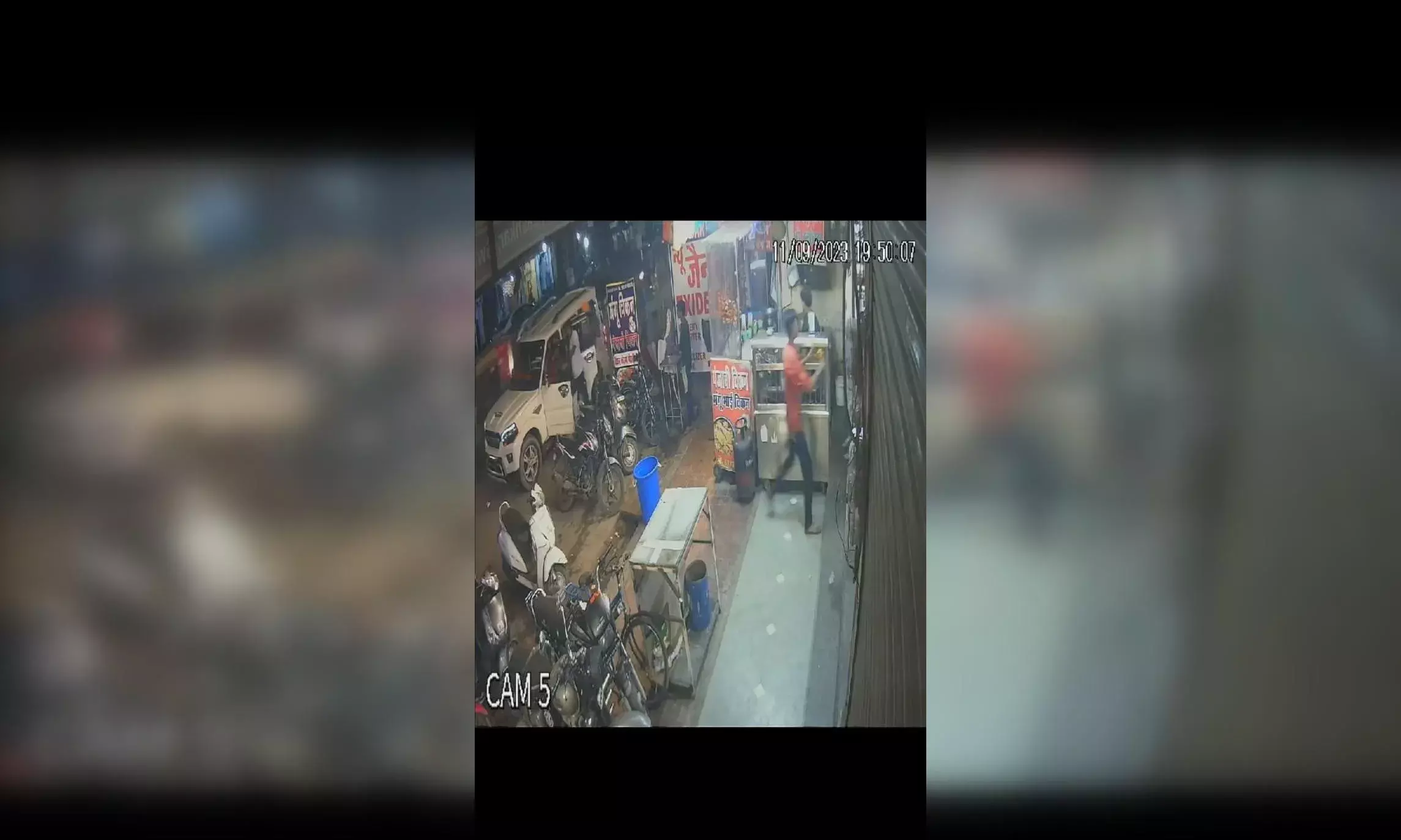 कार में मुर्गा नहीं देने पर दारूबाजों ने चिकन रेस्टोरेंट के मालिक के सिर पर दे मारी बोतल, बदमाश फरार