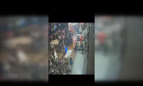 कार में मुर्गा नहीं देने पर दारूबाजों ने चिकन रेस्टोरेंट के मालिक के सिर पर दे मारी बोतल, बदमाश फरार