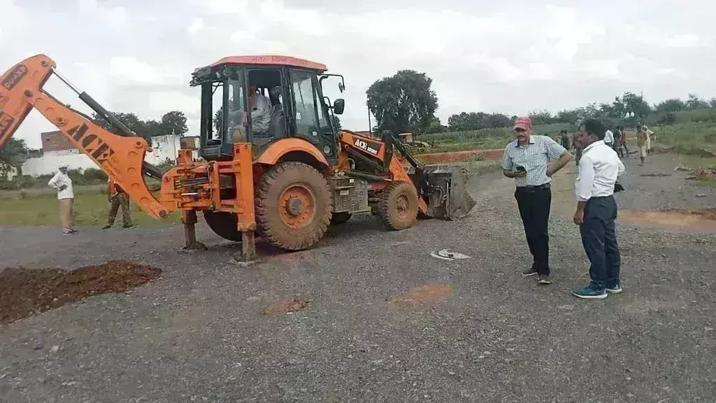 ग्वालियर में अवैध कॉलोनियों  पर चला नगर निगम का बुल्डोज़र