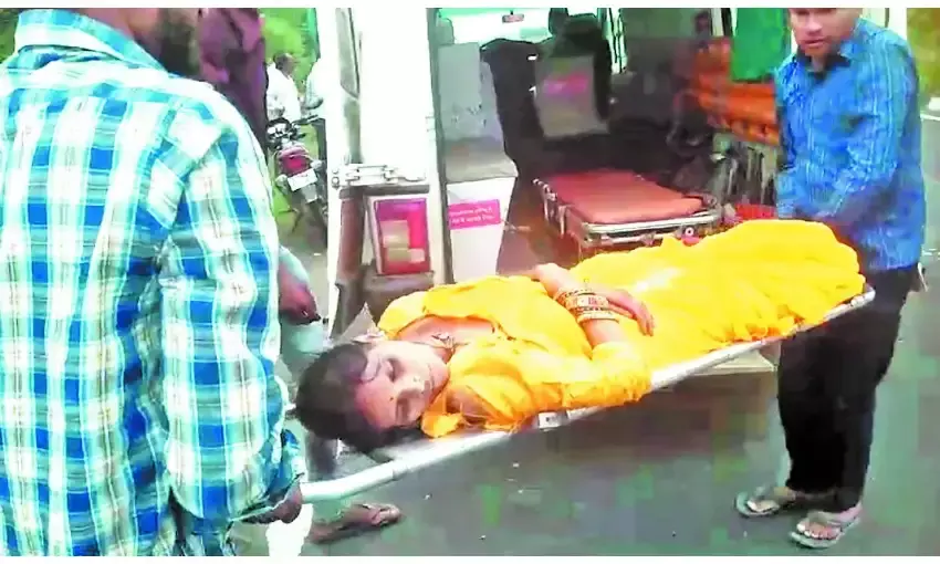 तेज रफ्तार अनियंत्रित ट्रक की चपेट में आने से बाइक सवार महिला की मौत