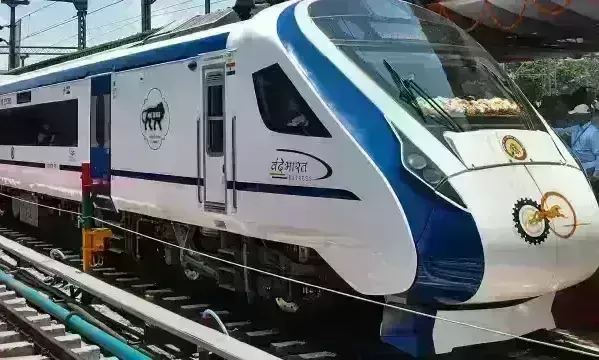 वंदे भारत ट्रेन पर लखनऊ में पथराव, शीशे पर पत्थर लगने से चटका