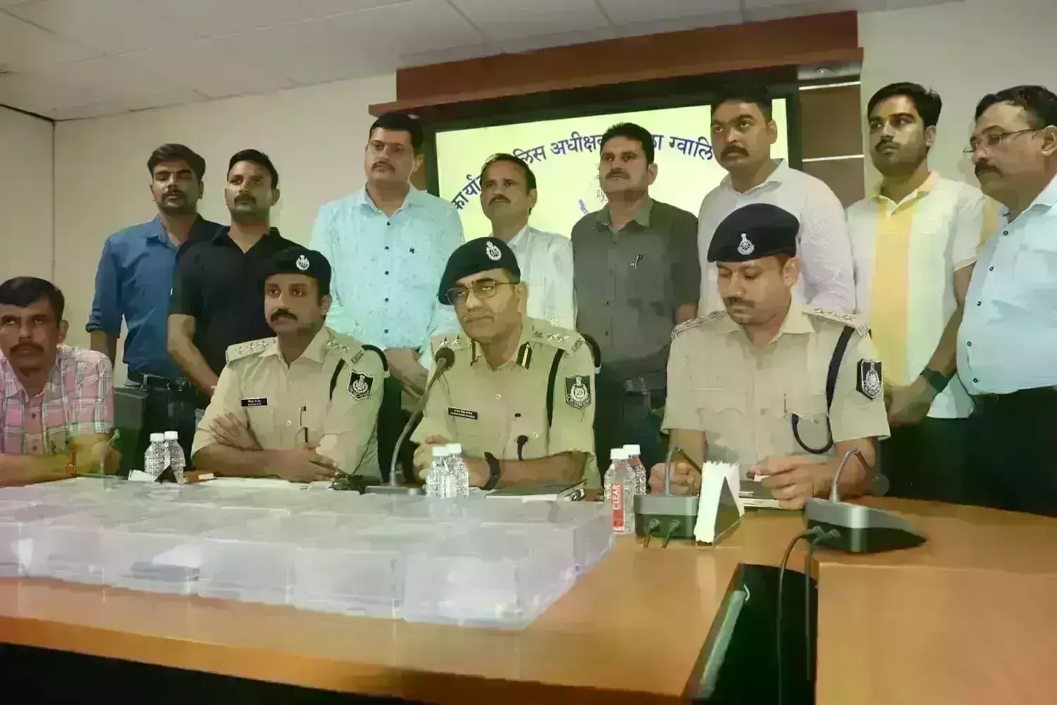 बड़वानी से तस्कर लाए 32 बोर की अवैध 15 पिस्टल, ग्वालियर पुलिस ने किया गिरफ्तार बड़वानी से तस्कर लाए 32 बोर की अवैध 15 पिस्टल, ग्वालियर पुलिस ने किया गिरफ्तार