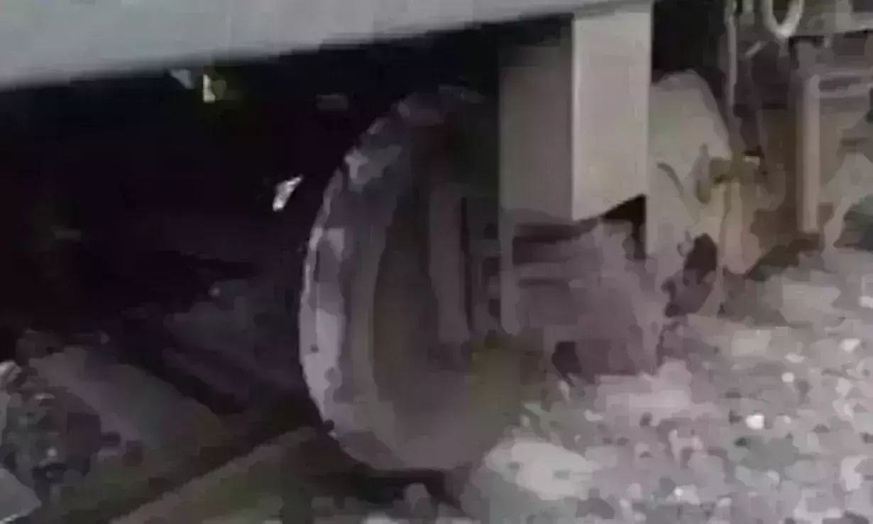 Train Derail : रतलाम में दर्शन एक्सप्रेस का इंजन पटरी से उतरा, रेल यातायात बाधित