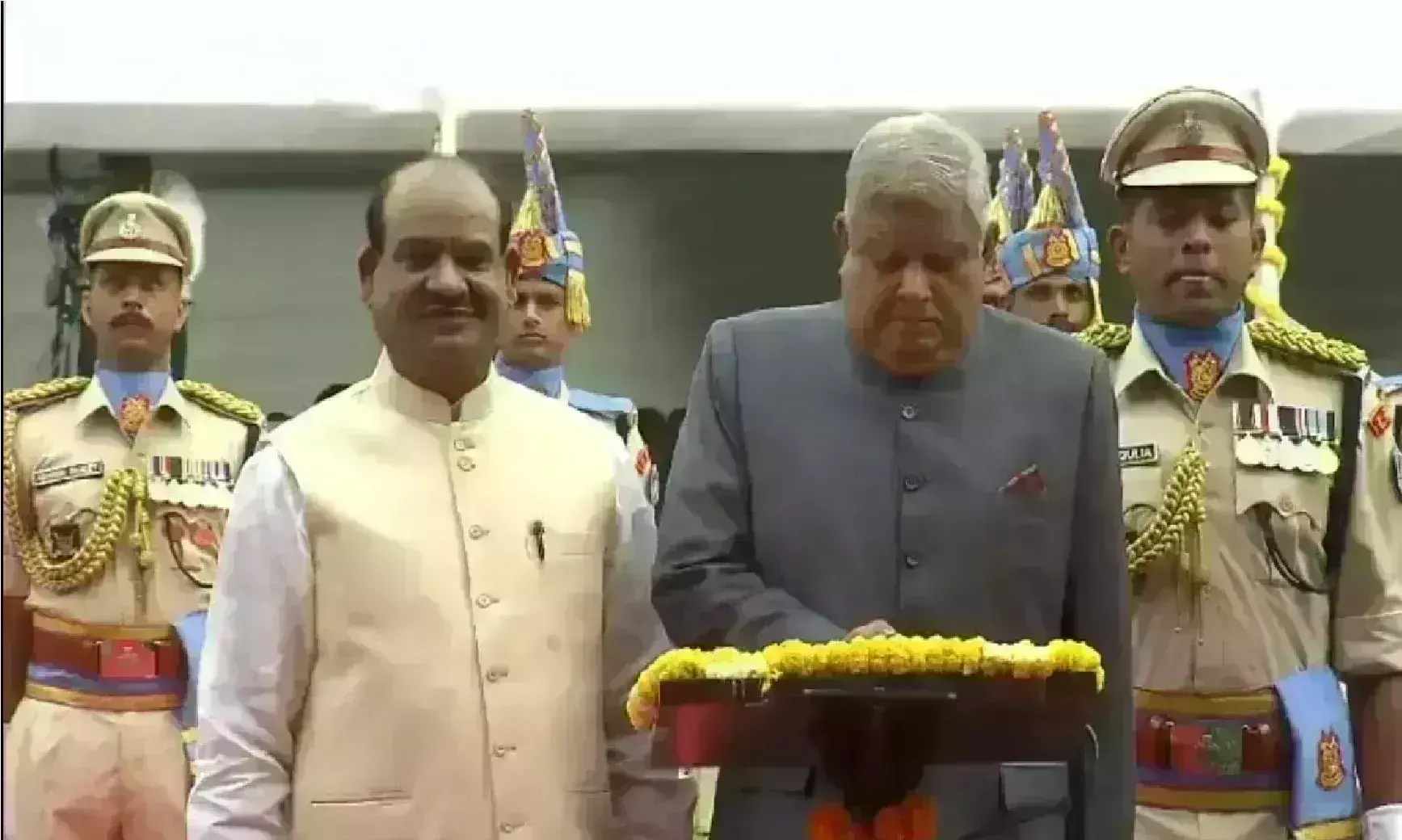 उपराष्ट्रपति ने नई संसद भवन के गज द्वार पर फहराया तिरंगा, कल से विशेष सत्र की शुरुआत