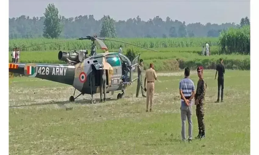 भारतीय सेना के हेलीकॉप्टर में आई तकनीकी खराबी, पायलट ने खेत में कराई इमरजेंसी लैंडिंग