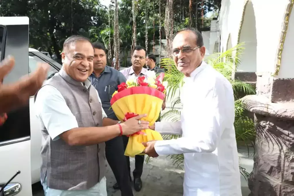 मुख्यमंत्री शिवराज सिंह ने असम के मुख्यमंत्री हिमंत विस्व सरमा का निवास पर स्वागत किया 