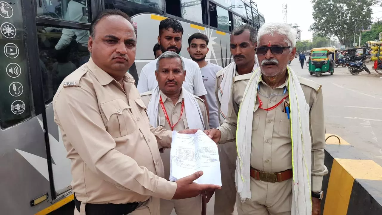 चेंबर अध्यक्ष की दो बसें अदालत ने की जब्त, साढ़े 18 लाख रुपए की होनी है कुर्की, चौराहे पर बस छोड़कर भागे ड्राइवर, कंडक्टर