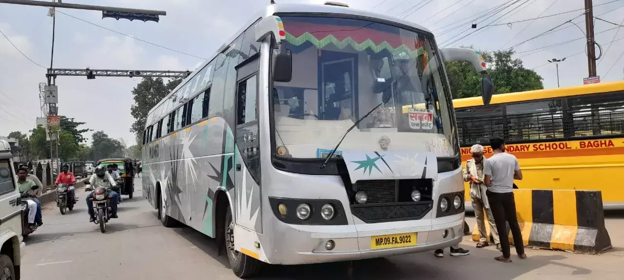 चेंबर अध्यक्ष की दो बसें अदालत ने की जब्त, साढ़े 18 लाख रुपए की होनी है कुर्की, चौराहे पर बस छोड़कर भागे ड्राइवर, कंडक्टर