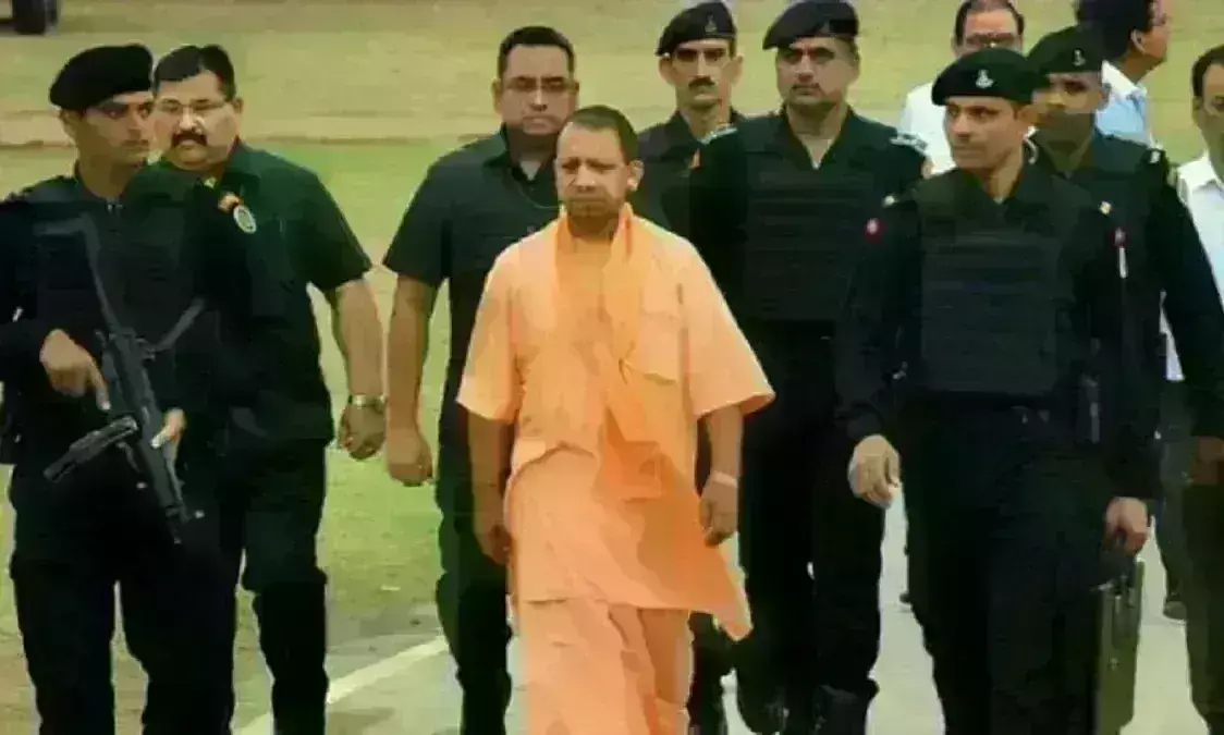 योगी आदित्यनाथ की सुरक्षा में बड़ी चूक, चलते -चलते सड़क पर अचानक रुका काफिला