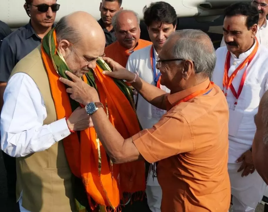 फाइल फोटो - गृहमंत्री अमित शाह का स्वागत करते सांसद विवेक शेजवलकर साथ में नरेंद्र सिंह तोमर और ज्योतिरादित्य सिंधिया फाइल फोटो - गृहमंत्री अमित शाह का स्वागत करते सांसद विवेक शेजवलकर साथ में नरेंद्र सिंह तोमर और ज्योतिरादित्य सिंधिया