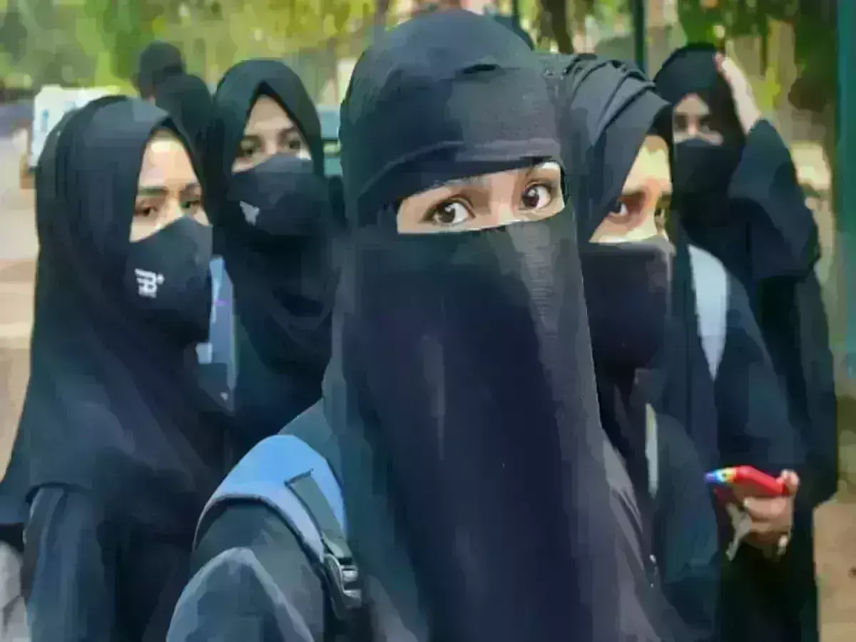 गुना में स्कूली छात्रा के हिजाब पहनने पर हंगामा, हिंदू संगठनों ने जताया विरोध गुना में स्कूली छात्रा के हिजाब पहनने पर हंगामा, हिंदू संगठनों ने जताया विरोध