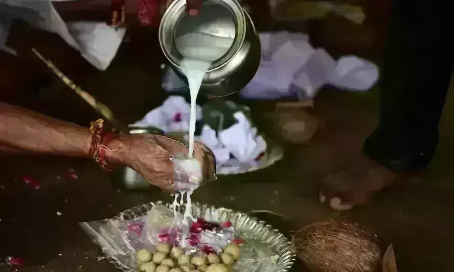 तर्पण के साथ शुरू हुए पितृ पक्ष, जानिए महत्व और श्राद्ध की तारीखें