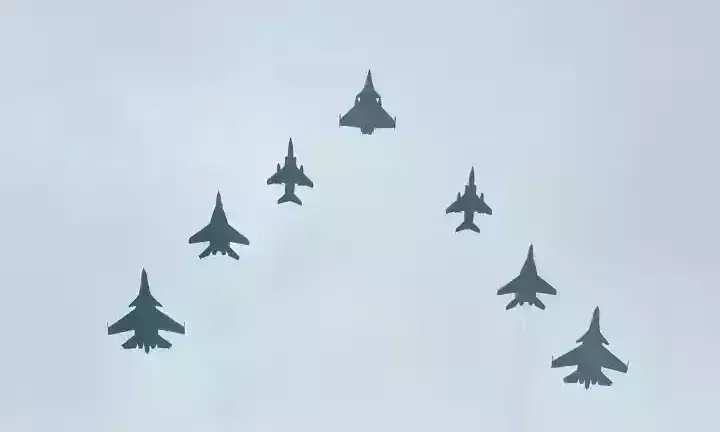 भोपाल में वायुसेना का एयर शो, तेजस, चिनूक, सुखोई ने आसमान में दिखाएं करतब