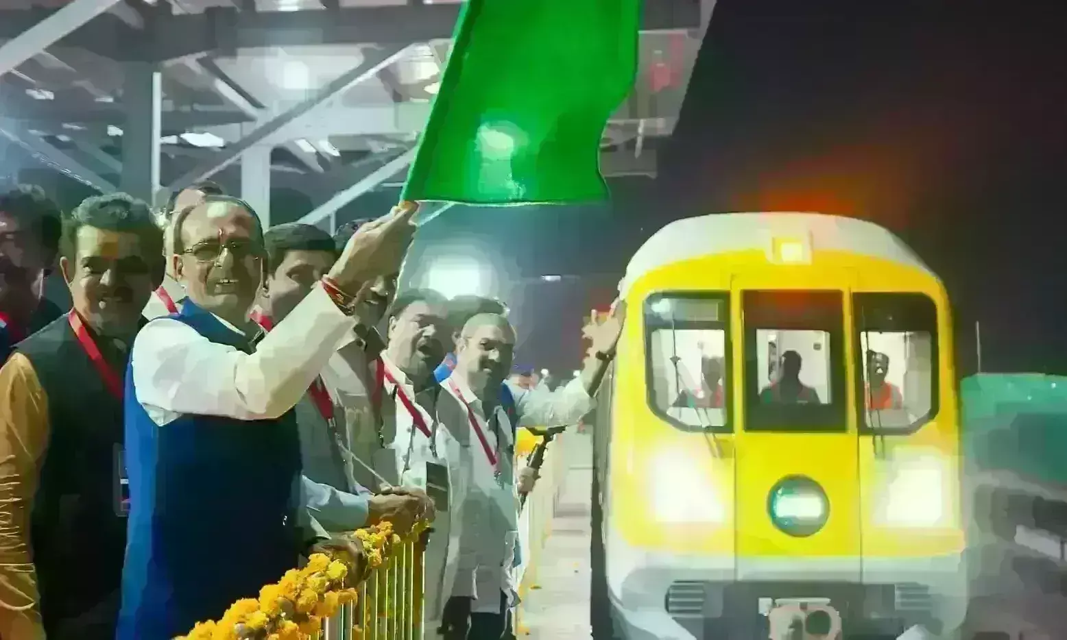 इंदौर में ट्रैक पर दौड़ी मेट्रो ट्रेन, मुख्यमंत्री शिवराज सिंह ने दिखाई हरी झंडी