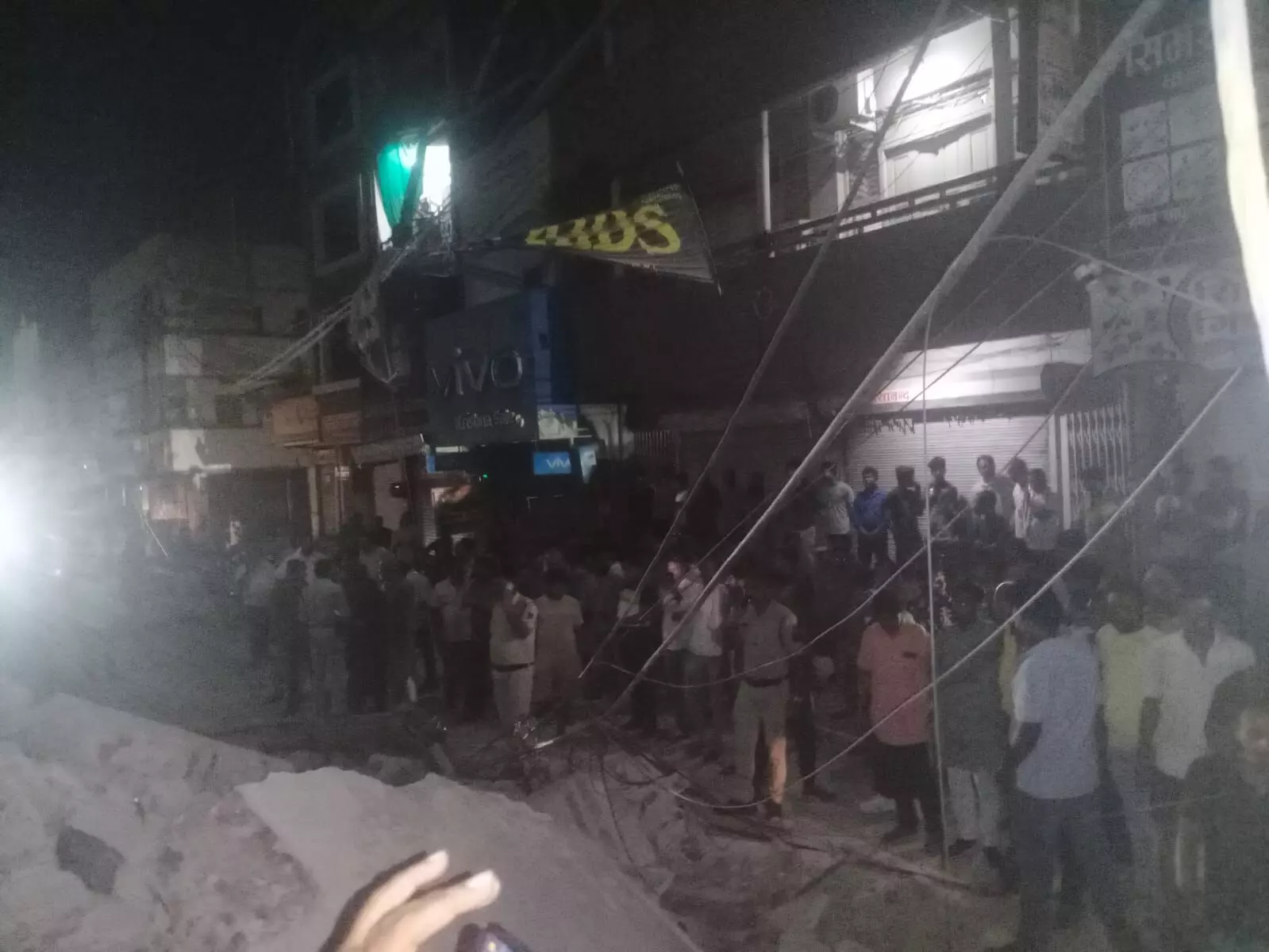 3 मंजिला बिल्डिंग गिरी, मलबे में कई लोगों के दबे होने की आशंका, राहत और बचाव कार्य जारी