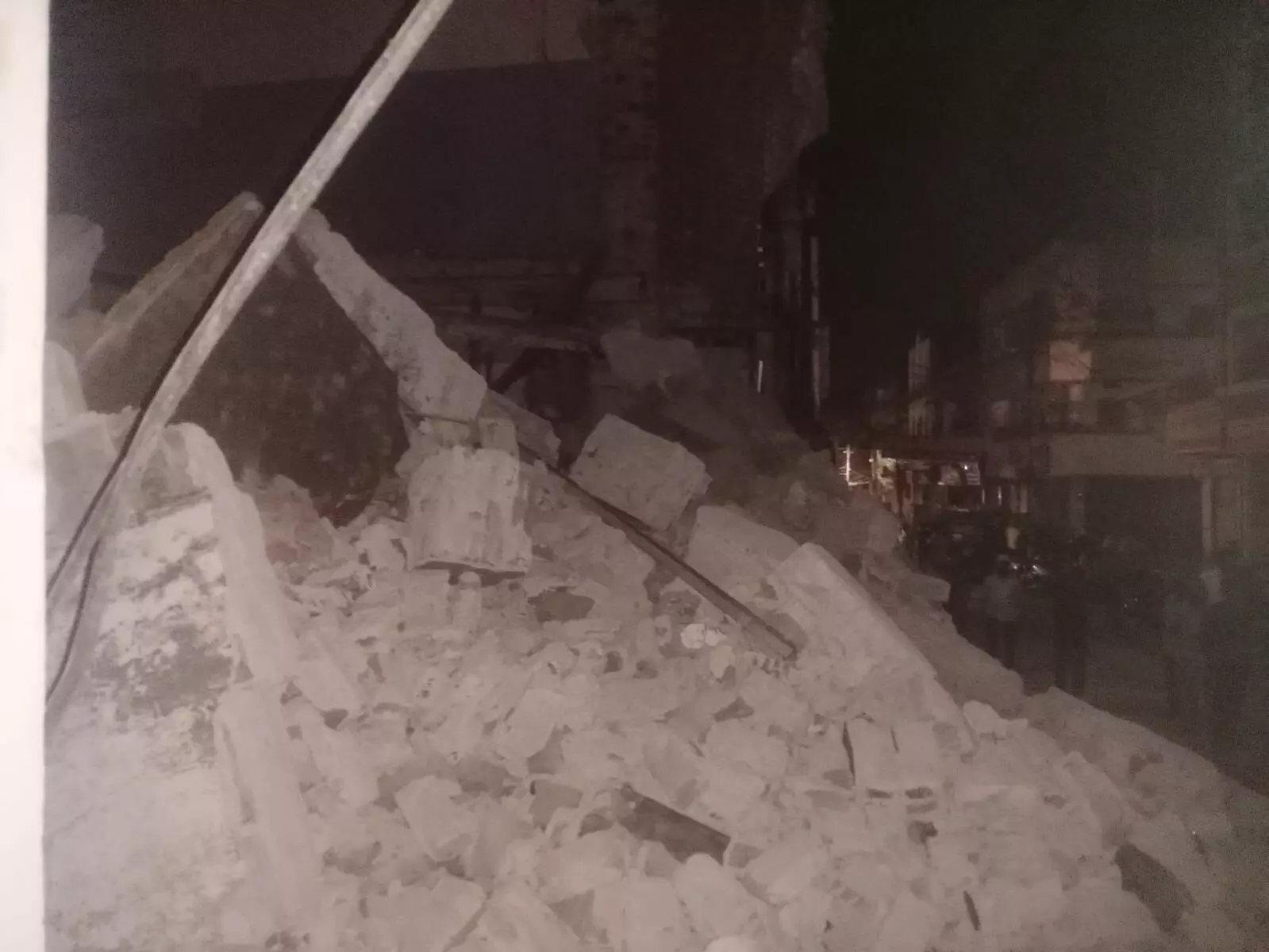 3 मंजिला बिल्डिंग गिरी, मलबे में कई लोगों के दबे होने की आशंका, राहत और बचाव कार्य जारी