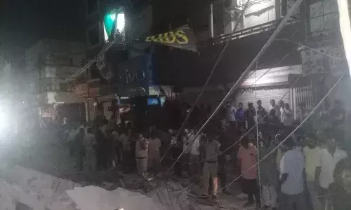 3 मंजिला बिल्डिंग गिरी, मलबे में कई लोगों के दबे होने की आशंका, राहत और बचाव कार्य जारी