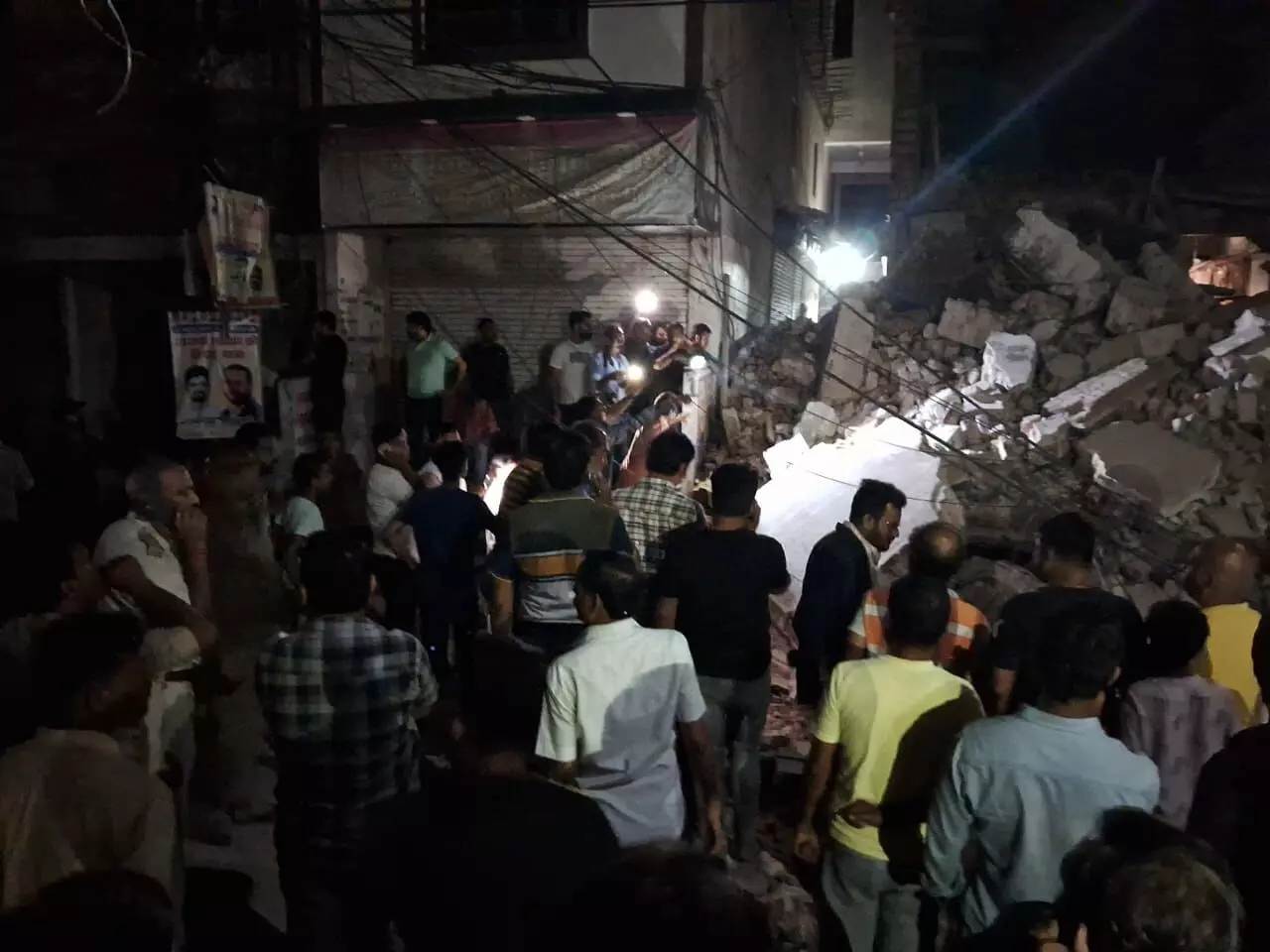 इमारत के मलबे में दबे मृतक मजदूर की हुई शिनाख्त, बिना अनुमति कराया जा रहा था रेनोवेशन का काम