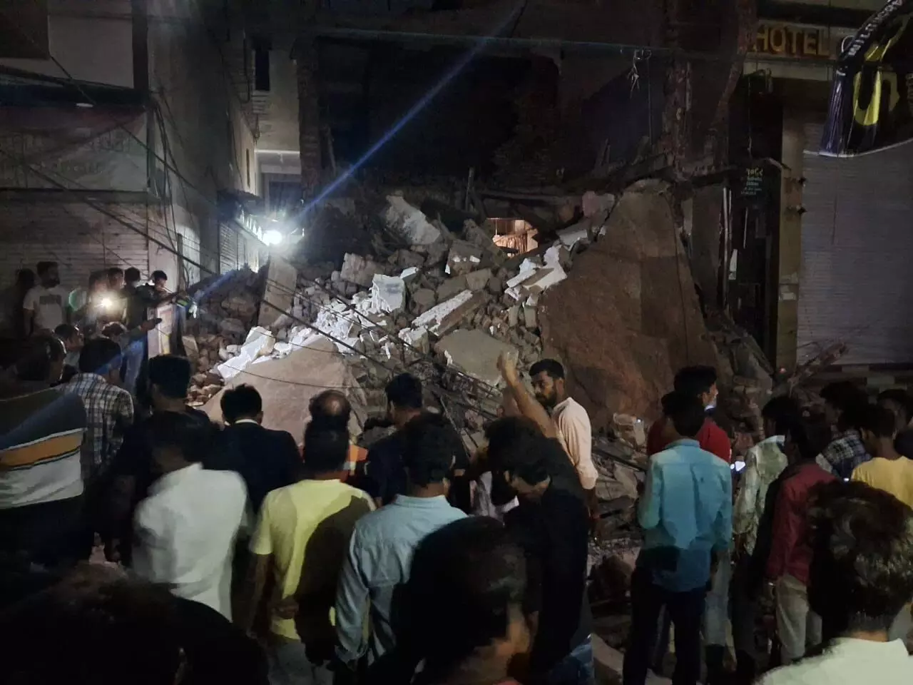 इमारत के मलबे में दबे मृतक मजदूर की हुई शिनाख्त, बिना अनुमति कराया जा रहा था रेनोवेशन का काम