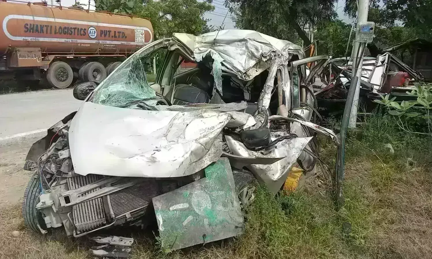 वाराणसी में बड़ा हादसा, कार और ट्रक में सीधी टक्कर, 8 लोगों की मौत वाराणसी में बड़ा हादसा, कार और ट्रक में सीधी टक्कर, 8 लोगों की मौत