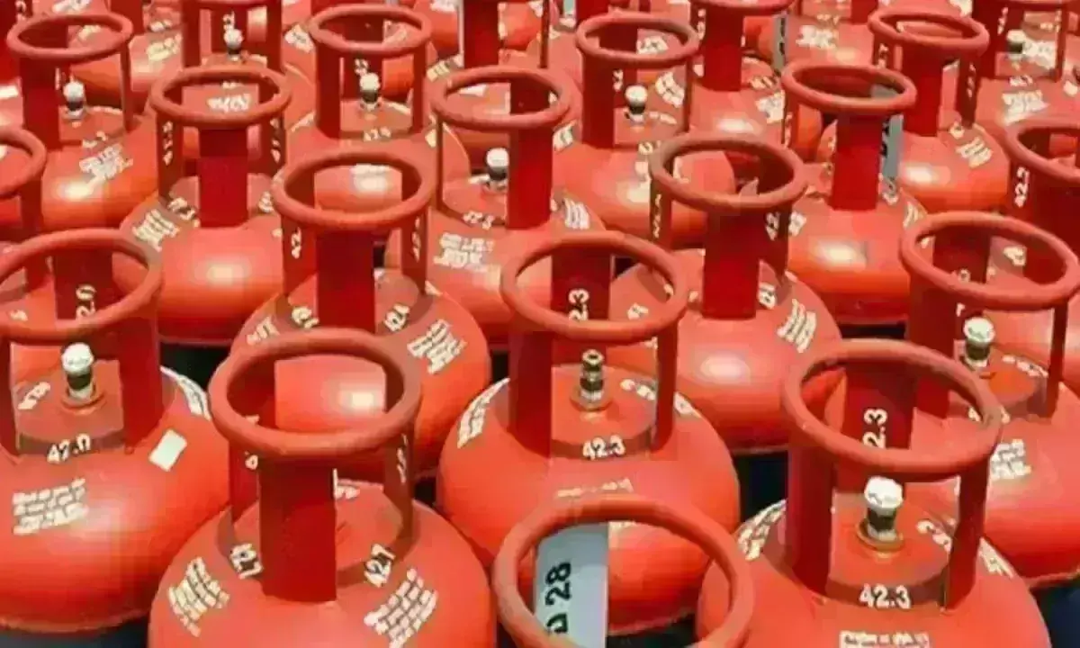 मोदी सरकार का बड़ा फैसला, उज्ज्वला योजना वाले सिलेंडर पर बढ़ाई सब्सिडी