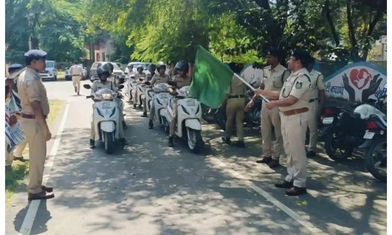 स्कूटी सवार महिला पुलिसकर्मियों को हरीझंडी दिखाते पुलिस अधीक्षक स्कूटी सवार महिला पुलिसकर्मियों को हरीझंडी दिखाते पुलिस अधीक्षक