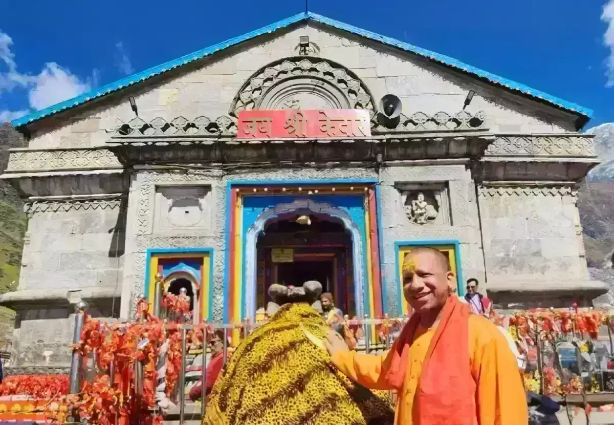 मुख्यमंत्री योगी आदित्यनाथ ने बद्रीनाथ - केदारनाथ धाम में दर्शन किये, विश्व कल्याण की कामना की