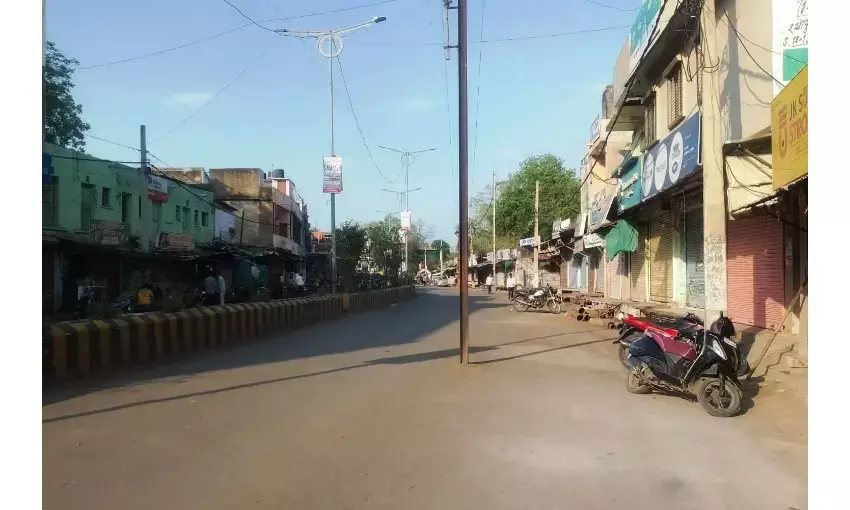 भवन तोड़े, पर विद्युत पोल नहीं हटाए, बाधित हो रहा यातायात भवन तोड़े, पर विद्युत पोल नहीं हटाए, बाधित हो रहा यातायात