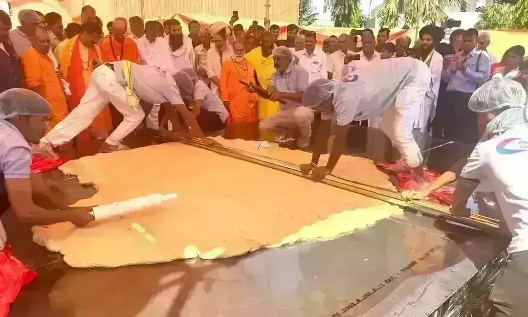 भीलवाड़ा में बनी विश्व की सबसे बड़ी रोटी, 207 किलो आटे को 22 लोगों ने गूथा, गुजरात का रिकॉर्ड तोड़ा भीलवाड़ा में बनी विश्व की सबसे बड़ी रोटी, 207 किलो आटे को 22 लोगों ने गूथा, गुजरात का रिकॉर्ड तोड़ा